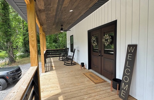 Burnside House | 3-bedroom house in Burnside - Walking Distance to the Lake.