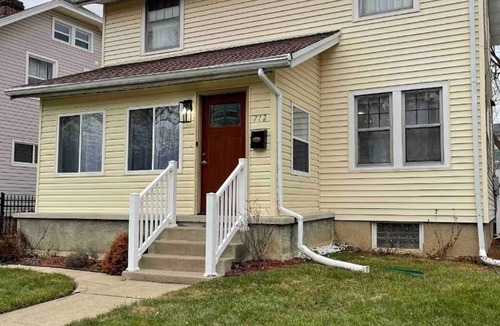 Dayton House | 3-bedroom house in lovely Dayton with business WIFI for relaxing stays