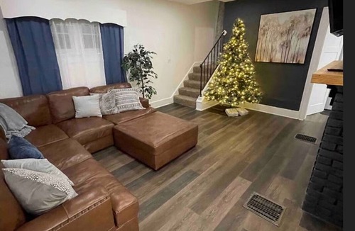 Dayton House | 3-bedroom house in lovely Dayton with business WIFI for relaxing stays