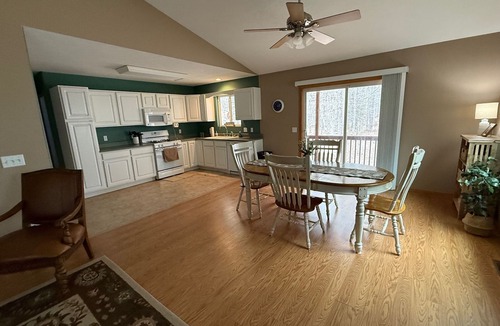 Tustin House | 3-bedroom house nestled among the trees with AC, WiFi. Peaceful & relaxing!