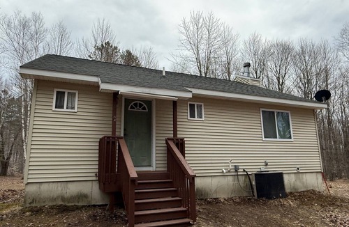 Tustin House | 3-bedroom house nestled among the trees with AC, WiFi. Peaceful & relaxing!