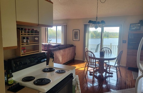 Millersburg Cottage | 3-bedroom lakefront cottage in Ocqueoc with AC