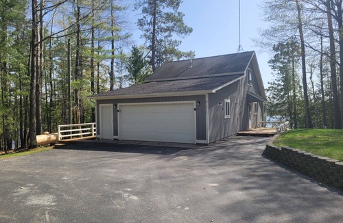Millersburg Cottage | 3-bedroom lakefront cottage in Ocqueoc with AC