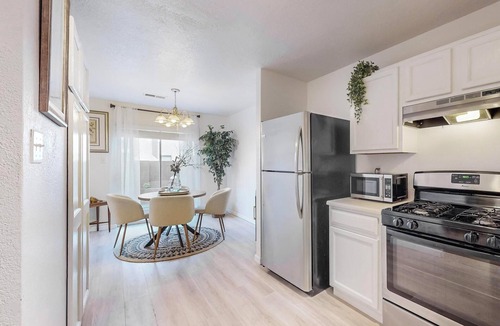 Westside House | 3-Bedroom Townhome Centrally Located off I-40