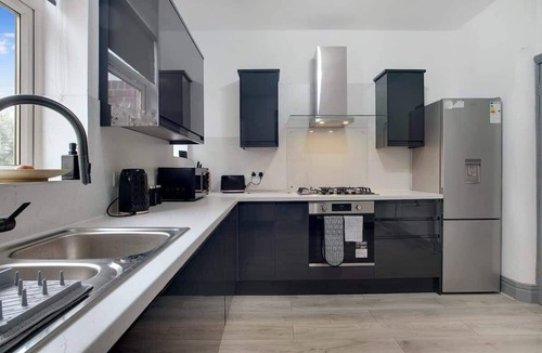 Fenham House | 3 Bedroom With Backyard, 10 Min to City Centre