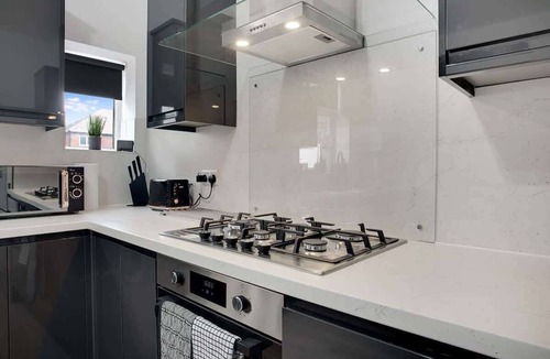 Fenham House | 3 Bedroom With Backyard, 10 Min to City Centre