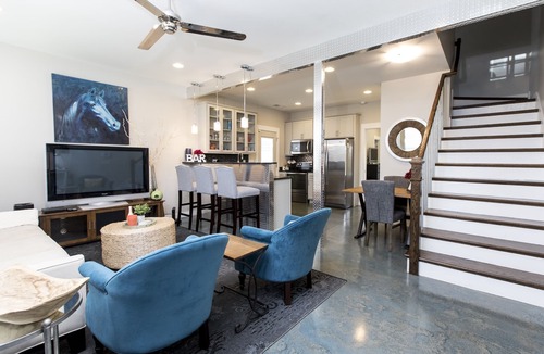 Talbot's Corner House | 3 BEDROOMS/3 BATHROOMS - ONLY 3 Miles to DWTN with VIEW!