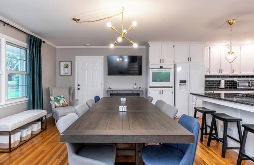 Lexington House | 3 BR 2 bath 5 beds! sleeps 8. Pool, hot tub oasis in LEX