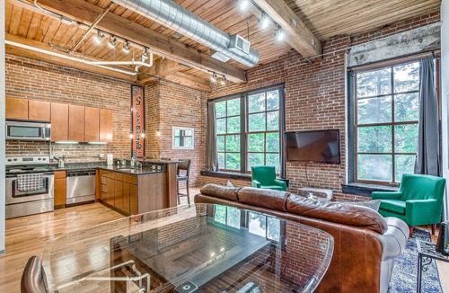Downtown West Apartment | 3 BR Loft✦Sleeps 6✦Park View✦Walk to Attractions