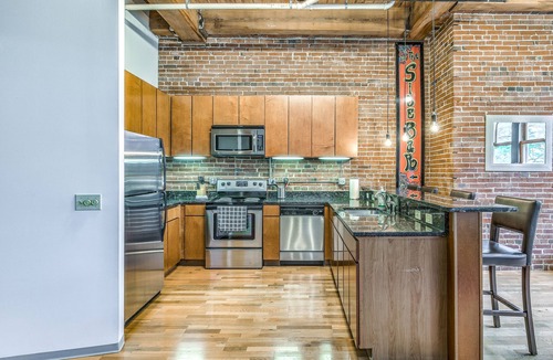Downtown West Apartment | 3 BR Loft✦Sleeps 6✦Park View✦Walk to Attractions