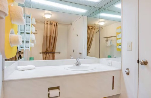 Muskegon Heights Hotel | 3 Budget-Friendly Muskegon Rooms – Close to Beaches and Parks