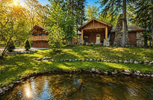 Traverse City House | 3 Cottage Exclusive Retreat-Hot Tubs-Walk to Beach