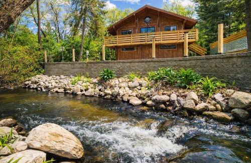 Traverse City House | 3 Cottage Exclusive Retreat-Hot Tubs-Walk to Beach