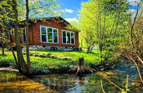 Traverse City House | 3 Cottage Exclusive Retreat-Hot Tubs-Walk to Beach