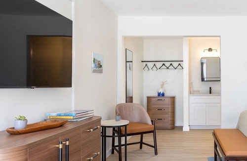 Talbot's Corner Hotel | 3 Family-Friendly Modern Rooms in Nashville | Free Parking & Pool Access