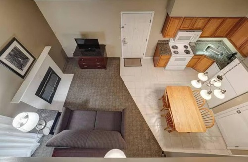 Urbana Hotel | 3 Homey Rooms w/Kitchen and Free Breakfast Near Downtown Champaign