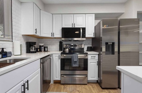 Lenexa House | 3 King Beds | Sleeps 8 | Near Oak Park Mall