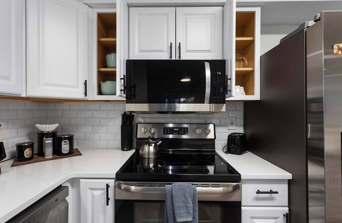 Lenexa House | 3 King Beds | Sleeps 8 | Near Oak Park Mall