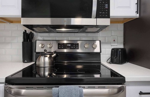 Lenexa House | 3 King Beds | Sleeps 8 | Near Oak Park Mall