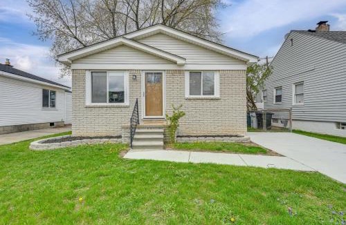 Hazel Park House | 3 Mi to Dtwn Royal Oak: Getaway w/Fenced Yard!