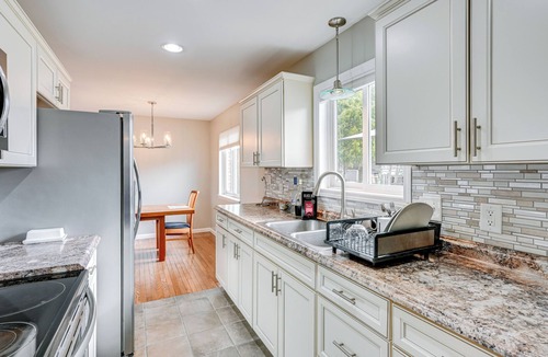 Saginaw House | 3 Mi to Dtwn Saginaw: Spacious & Updated Home!
