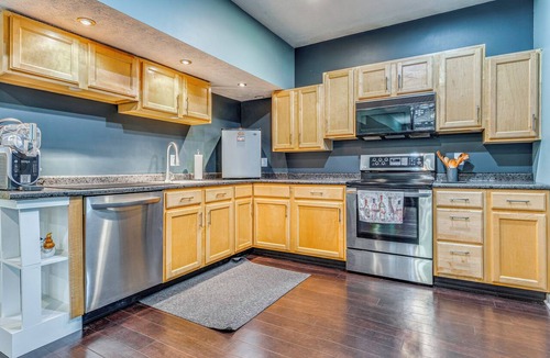 Wayne House | 3 Mi to Indianapolis Speedway! Modern Home w/ Yard