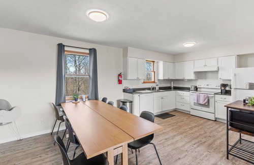 Williamstown House | 3 Miles to Ark! Basement Playroom with Video Arcade!