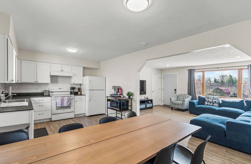 Williamstown House | 3 Miles to Ark! Basement Playroom with Video Arcade!