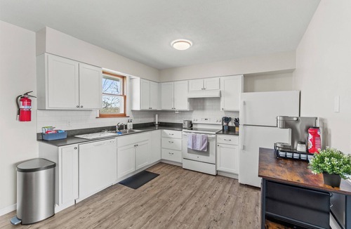 Williamstown House | 3 Miles to Ark! Basement Playroom with Video Arcade!