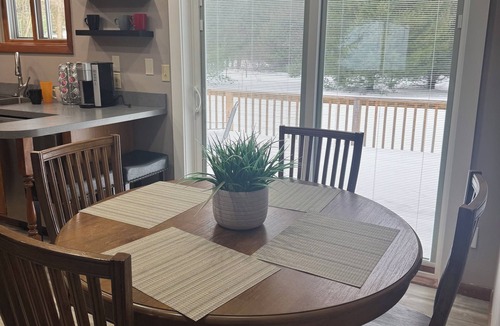 Traverse City House | 3 minutes from Taylor Park on Long Lake. Close to Sand Dunes, wineries , TC.