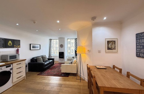 Old Town Apartment | 3 Royal Mile flat near Edinburgh Castle