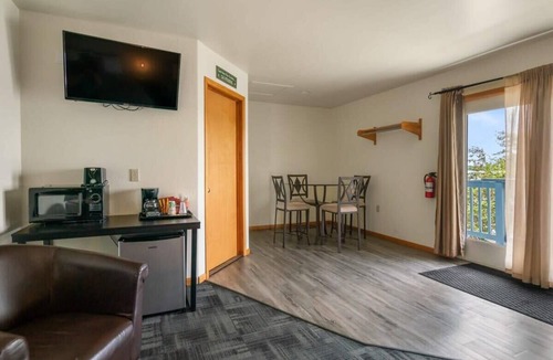 Mayfield Apartment | 3 Separate Private Lakeside Rooms - Upper Level