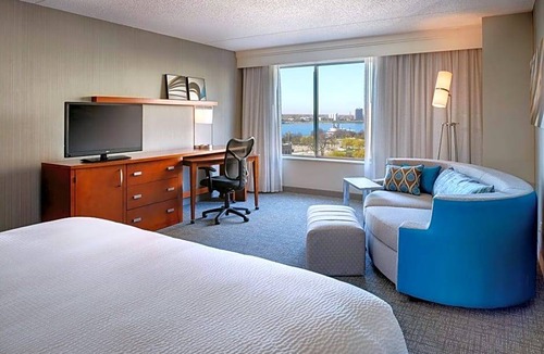Downtown Detroit Hotel | 3-Star Hotel ∙ Courtyard by Marriott Detroit Downtown