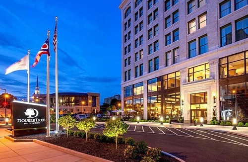 Downtown Hotel | 3-Star Hotel ∙ Doubletree By Hilton Youngstown Downtown
