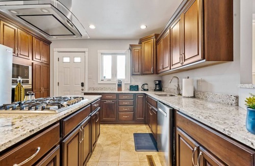 Shadyside House | 3 Story home w/10 beds & Free off-street parking