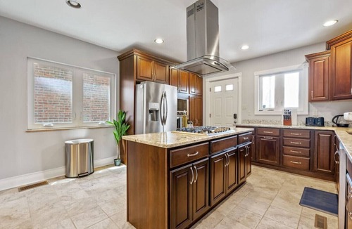 Shadyside House | 3 Story home w/10 beds & Free off-street parking
