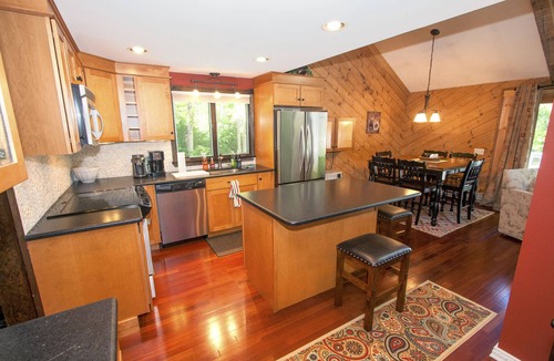 Bartlett Ski Chalet | 3 Story Mountainside Private Chalet - Storyland 1 mile, hike, waterfalls, ski