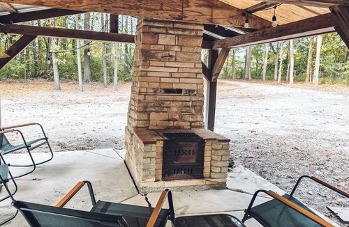 Orange Prairie Cabin | 30+ Day Stay - 2-BR Rural Cabin at Singing Woods - 13 min to downtown Peoria