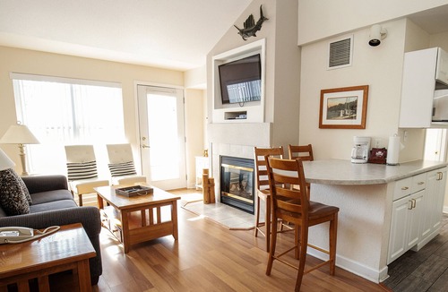 Delavan Lake Condo | 305 - Sunny 2 Bedroom/2 Level Condo Suite