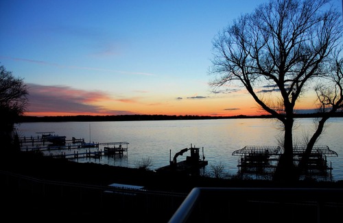 Delavan Lake Condo | 305 - Sunny 2 Bedroom/2 Level Condo Suite