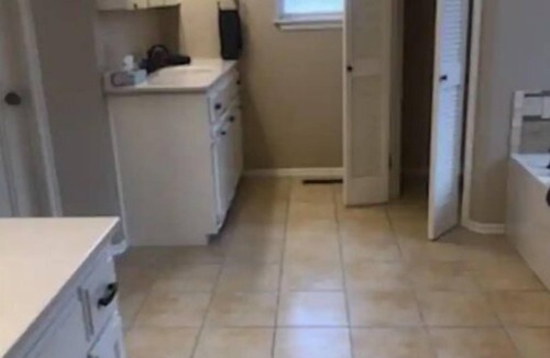 Oklahoma City House | 3BD 2Bath Sleep 8 Tornado shelter Whole home Safe Area