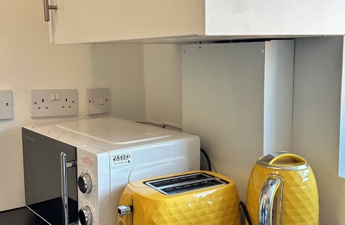Jarrow Apartment | 3Bed Property in jarrow city, Ideal for NHS, Contractors &Families.Free parking.