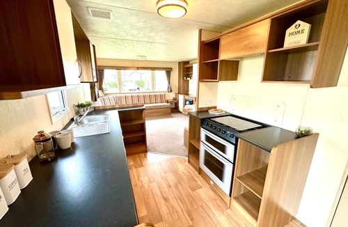 Whitley Bay House | 3bedroom caravan, few minutes walk from the beach, enjoy a night or two
