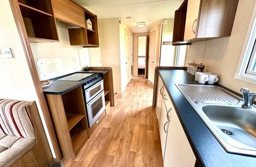 Whitley Bay House | 3bedroom caravan, few minutes walk from the beach, enjoy a night or two