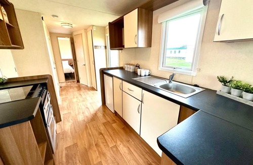 Whitley Bay House | 3bedroom caravan, few minutes walk from the beach, enjoy a night or two
