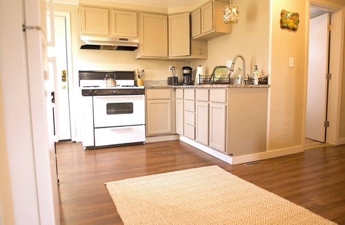 Overland House | 3BR Furnished House w/Office & Gym – Close to St. Louis Hospitals