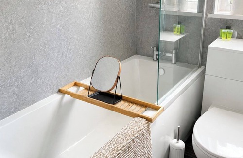 Sunderland House | 3BR Hastings House | Contractor Friendly
