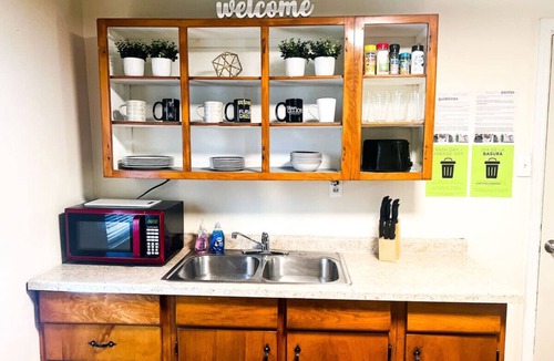 Near Eastside House | 3BR Home: 6 Beds, 4 TVs, Large Parking Area