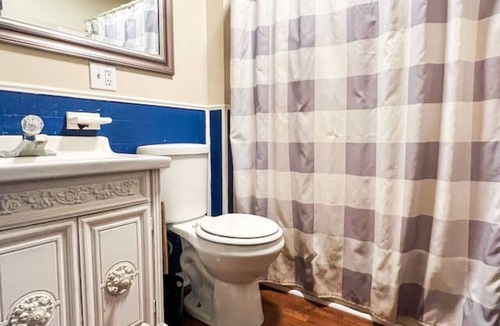 Near Eastside House | 3BR Home: 6 Beds, 4 TVs, Large Parking Area