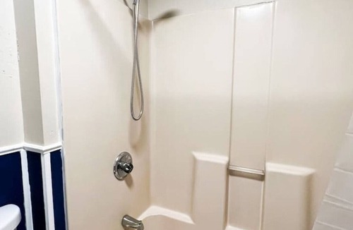 Near Eastside House | 3BR Home: 6 Beds, 4 TVs, Large Parking Area